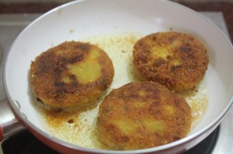 Aloo Tikki Burger Recipe - Aloo Tikki Burger