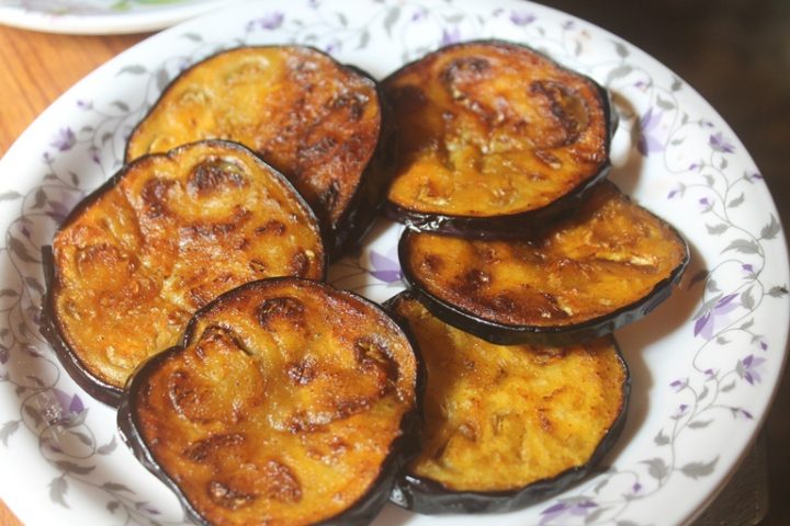 Bengali Baingan Bhaja Recipe - Pan Fried Eggplant Slices Recipe