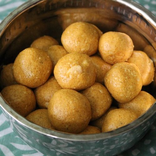 Easy Besan Ladoo Recipe | Besan ke Laddu - Yummy Tummy